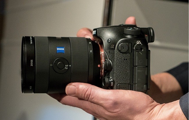 Sony đưa vào hệ thống chống rung 5 trục của dòng A7 II, thay vì chỉ sử dụng hệ thống 2 trục của dòng máy ảnh A-mount trước đây.