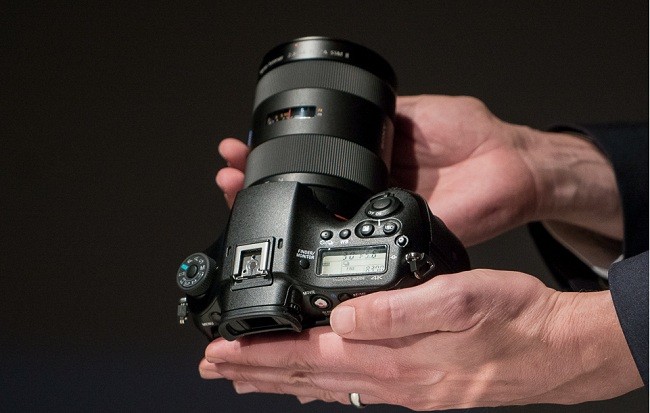 Trên A99 II, Sony gọi hệ thống lấy nét mới là hybrid phase detection: 79 điểm ở bộ cảm biến độc lập (15 điểm chữ thập cross-type) sẽ kết hợp với 399 điểm lấy nét trên cảm biến hình ảnh để tạo ra 79 điểm lấy nét lai.