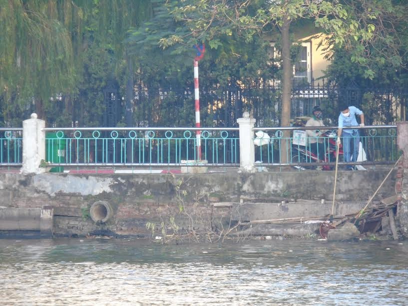 Nhiều đường ống đang xả thải thẳng ra Hồ Tây.