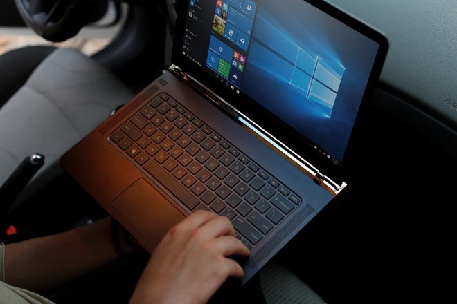 HP Spectre có thể dùng một tay mở nắp màn hình.