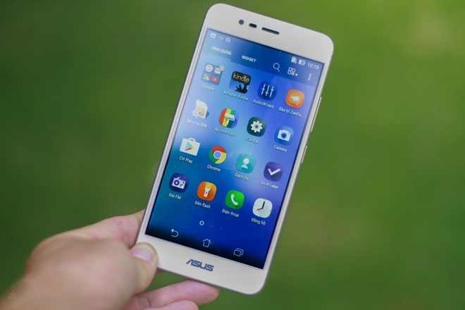 Asus Zenfone 3 Max(pin 4.100 mAh, giá 4,5 triệu đồng): So với Zenfone Max, bản 3 Max có ngoại hình bắt mắt hơn nhiều với vỏ kim loại, kiểu dáng thanh mảnh hơn. Tuy nhiên, cũng vì thế mà thời lượng pin của máy giảm xuống còn 4.100 mAh. Zenfone 3 Max cũng có tính năng sạc dự phòng, thời gian chờ một tháng và đàm thoại 20 tiếng liên tục. Thiết bị có cấu hình khá với cảm biến vân tay, RAM 3 GB, dung lượng 32 GB và hỗ trợ 4G LTE.