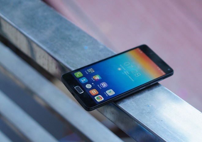 Lenovo Vibe P1(pin 5.000 mAh, giá 5,3 triệu đồng): Xem YouTube khoảng 16 tiếng, lướt web bằng Wi-Fi trong 11 tiếng là những gì viên pin của máy có thể cung cấp. Thời lượng sử dụng của Vibe P1 về cơ bản gấp đôi so với các smartphone phổ biến hiện nay. Vibe P1 có vỏ kim loại, cảm biến vân tay, chip Qualcomm và bộ nhớ trong 32 GB. Tất nhiên, nó cũng có thể đóng vai trò làm sạc dự phòng khi cần thiết.