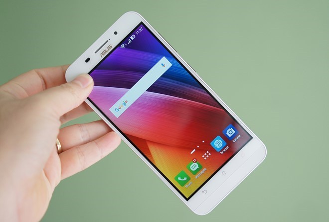 Asus Zenfone Max(pin 5.000 mAh, giá 4 triệu đồng): Zenfone Max lên kệ tại Việt Nam đầu năm nay, là một trong những di động có pin dung lượng lớn nhất trên thị trường. Với sản phẩm này, người dùng sẽ nhớ lại thói quen sử dụng những chiếc di động "cục gạch" nhờ vào thời lượng pin vượt trội. Về cơ bản, máy có thể trụ được khoảng 4 ngày với nhu cầu sử dụng cơ bản. Nó có thể tự biến mình thành cục sạc dự phòng với cáp OTG đi kèm hộp đựng. Model này cũng có camera chất lượng khá nhưng dày, thời gian sạc lâu do dùng cục sạc 1A.