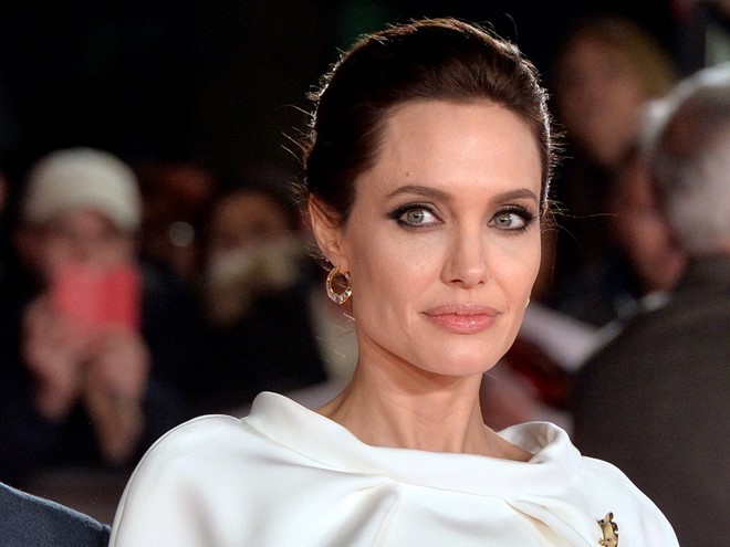Angelina Jolie- Người phụ nữ quyền lực nhất nhì Hollywood chia sẻ với tờUSA Todayviệc cô biết tới trang web mua sắm Amazon.com lần đầu vào năm 2011. Ngay lập tức, Jolie bị choáng ngợp bởi những sự lựa chọn phong phú mà trang web này mang lại.