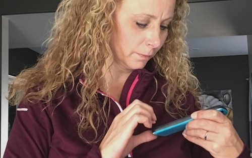 Trina Rae Wiegers muốn Apple sửa lỗi miễn phí chiếc iPhone của cô. Trina Rae Wiegers muốn Apple sửa lỗi miễn phí chiếc iPhone của cô.