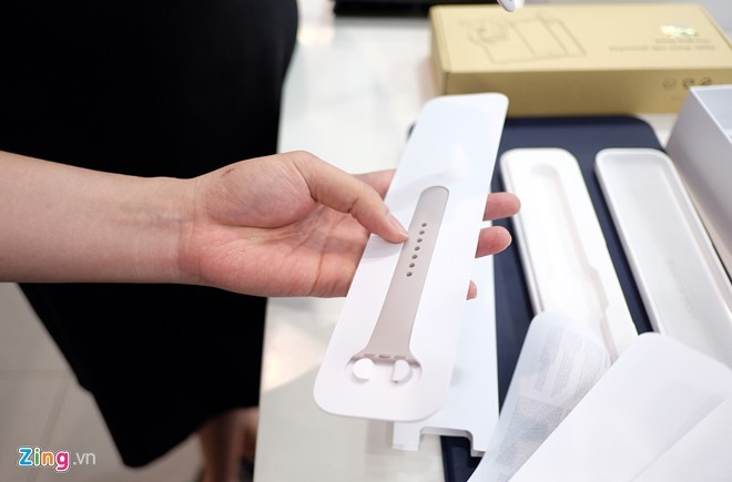 Người dùng cũng được tặng thêm một đoạn dây đeo để thay thế.