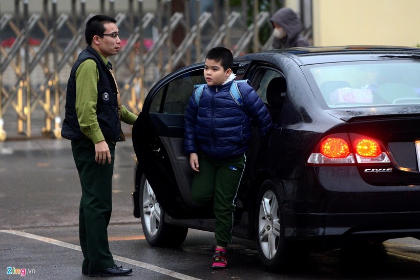 Những kiểu chống rét khi đưa trẻ đến trường ảnh 5