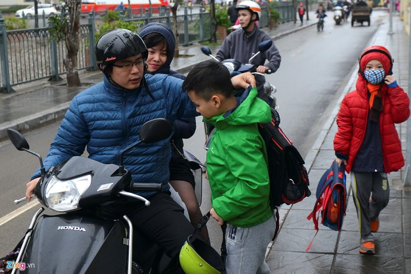 Những kiểu chống rét khi đưa trẻ đến trường ảnh 8