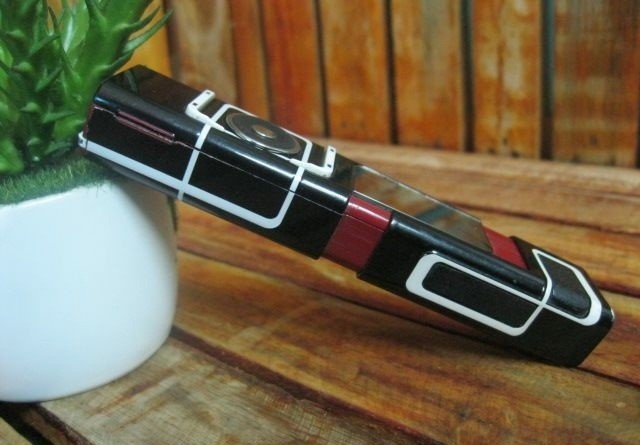 Nokia 7280:Thiết bị được biết đến với tên gọi đầy ngộ nghĩnh “điện thoại son môi”. Đây có thể là sản phẩm kỳ lạ nhất của gã khổng lồ Phần Lan. Máy trình làng năm 2005 nhưng không có bàn phím, thay vào đó là một nút xoay giống như máy nghe nhạc iPod cũ, khá khó dùng đối với một chiếc điện thoại.