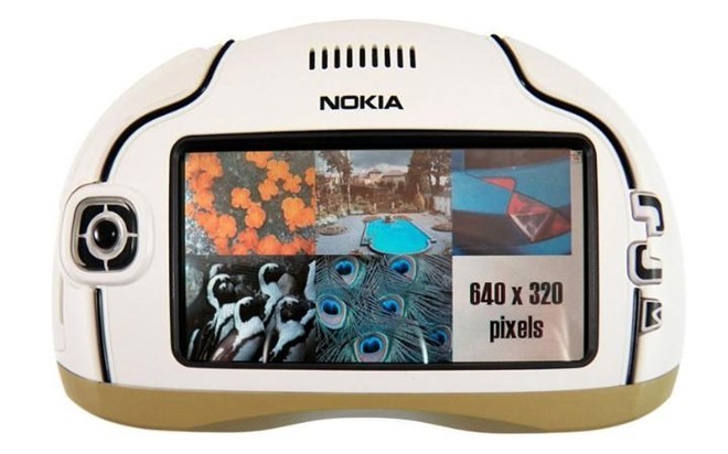 Nokia 7700:Di động này được chờ đợi như mẫu điện thoại thông minh đa phương tiện đầu tiên. Nhưng sản phẩm đã không bao giờ phát hành ra thị trường. Nokia công bố 7700 năm 2003 với màn hình cảm ứng, camera, Bluetooth, FM radio và một trình duyệt đầy web đầy đủ tính năng.