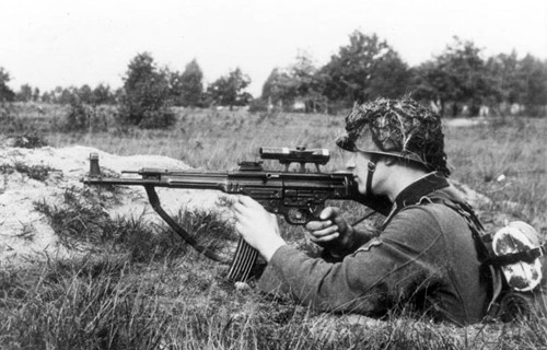 Một lính bắn tỉa Đức sử dụng khẩu Stg-44 gắn kính ngắm trên chiến trường. Ảnh:Wikimedia