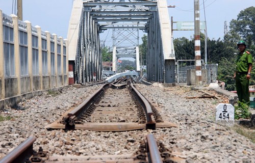 Vị trí tàu dừng chỉ cách cầu Ghềnh khoảng 200 m. Ảnh:S.C Vị trí tàu dừng chỉ cách cầu Ghềnh khoảng 200 m. Ảnh:S.C