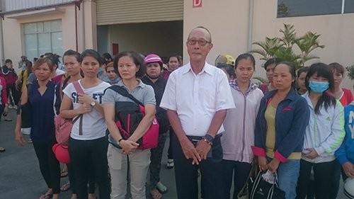 Các nữ công nhân Tango Candy đứng sát cánh bên ông giám đốc Hirosuke.