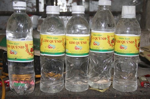 Dùng a xít và nước lã làm giấm đóng chai bán ra thị trường ảnh 1