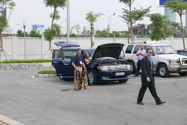 Đoàn xe đón ông Obama đã rời khách sạn đến Sân bay Nội Bài ảnh 15