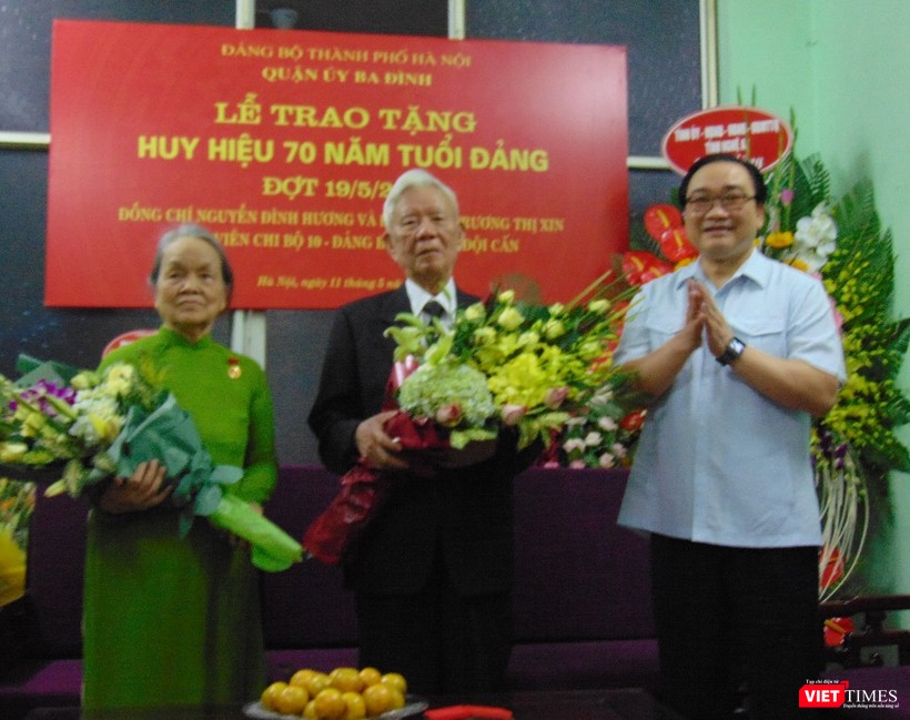Ra mắt cuốn sách “Nguyễn Đình Hương - Người con của non sông, đất nước” ảnh 10 Trao huy hiệu 70 năm tuổi Đảng cho vợ chồng Đảng viên Nguyễn Đình Hương