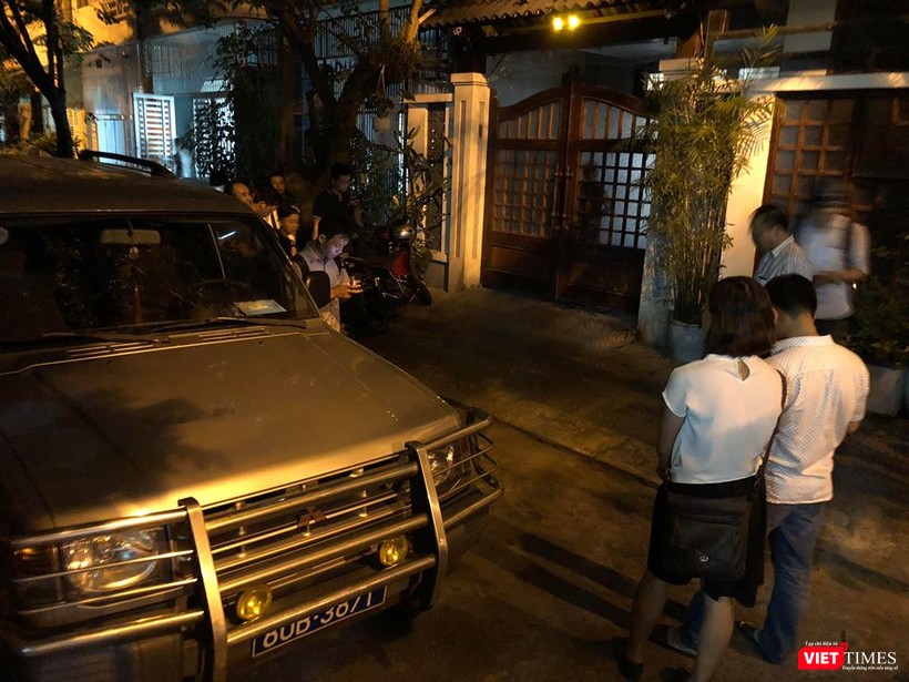 Rất đông báo chí và người dân tập trung theo dõi sự việc.