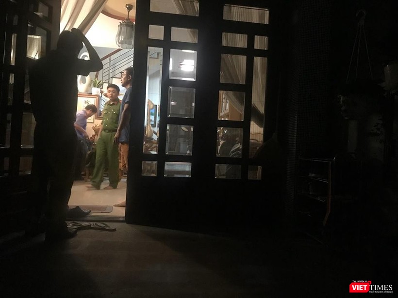 Nhà chức trách đang thực hiện nhiệm vụ. Ngoài lực lượng cảnh sát, còn có cả sự xuất hiện của vị đại diện Viện Kiểm sát.