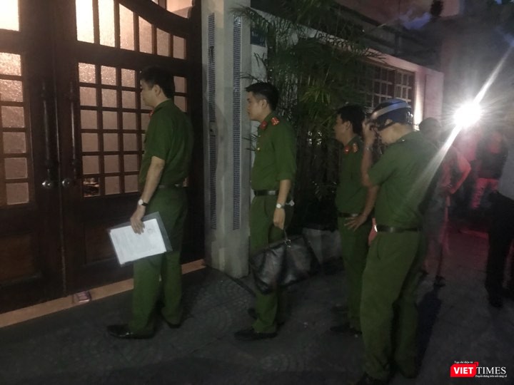 Lực lượng cảnh sát tiến hành các thủ tục khám nhà ông Đào Tấn Bằng.