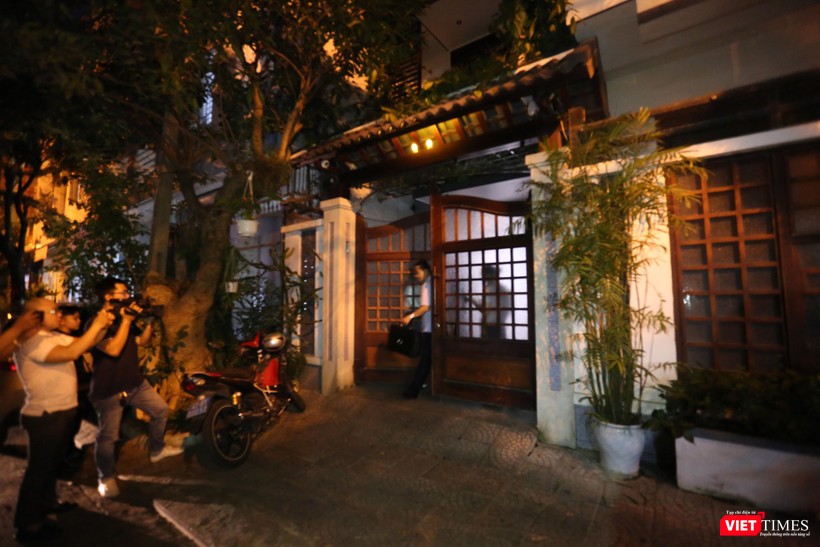 Người đàn ông xách vali