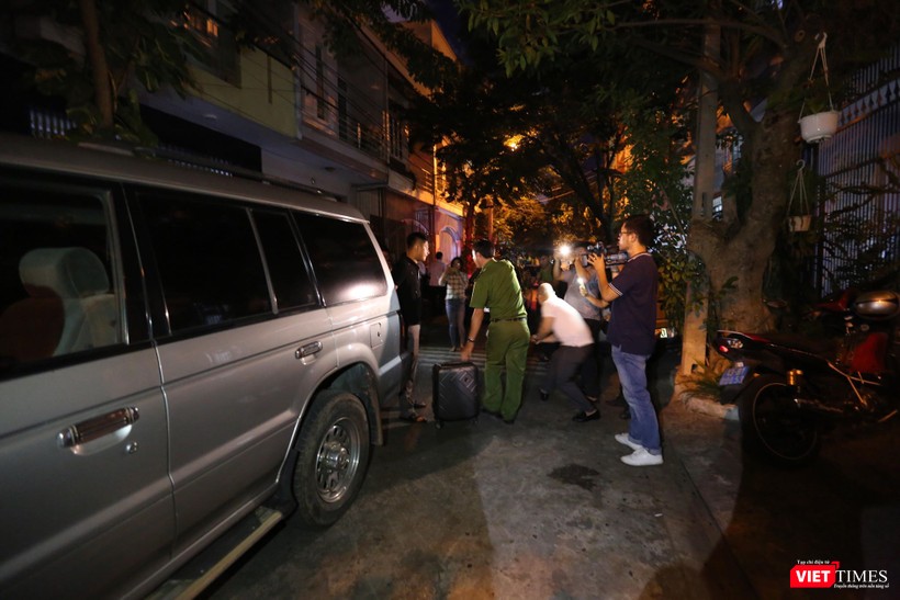 Nhà chức trách vận chuyển vali (tài liệu thu giữ?) lê chiếc xe chờ sẵn.