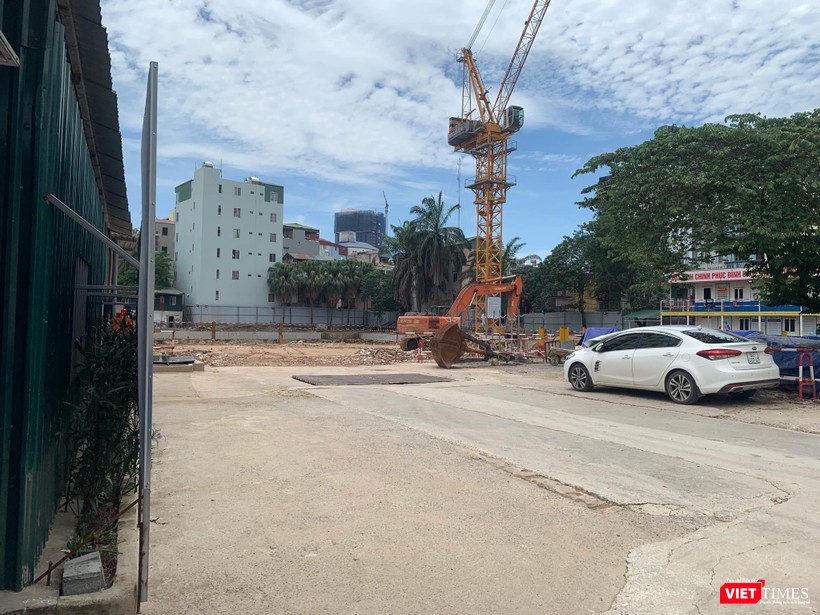 Dù đã có máy cẩu, máy xúc nhưng công trường dự án số 1152 – 1154 đường Láng vẫn không có một bóng công nhân. Chung quanh dự án quây tôn và lối ra vào được đóng cổng im lìm.