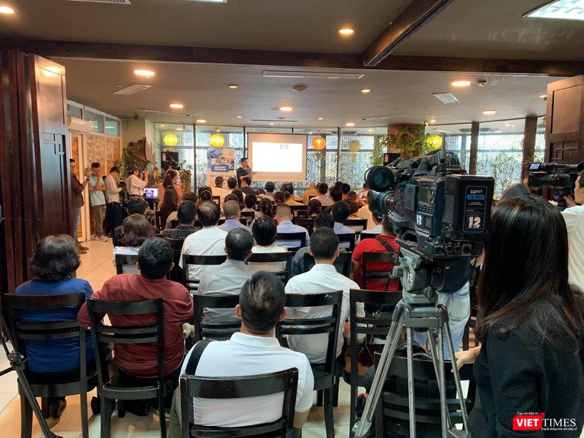 Với sức nóng của câu chuyện Asanzo, buổi sinh hoạt chuyên đề của CLB Cafe Số thu hút sự tham dự của đông đảo phóng viên, nhà báo.