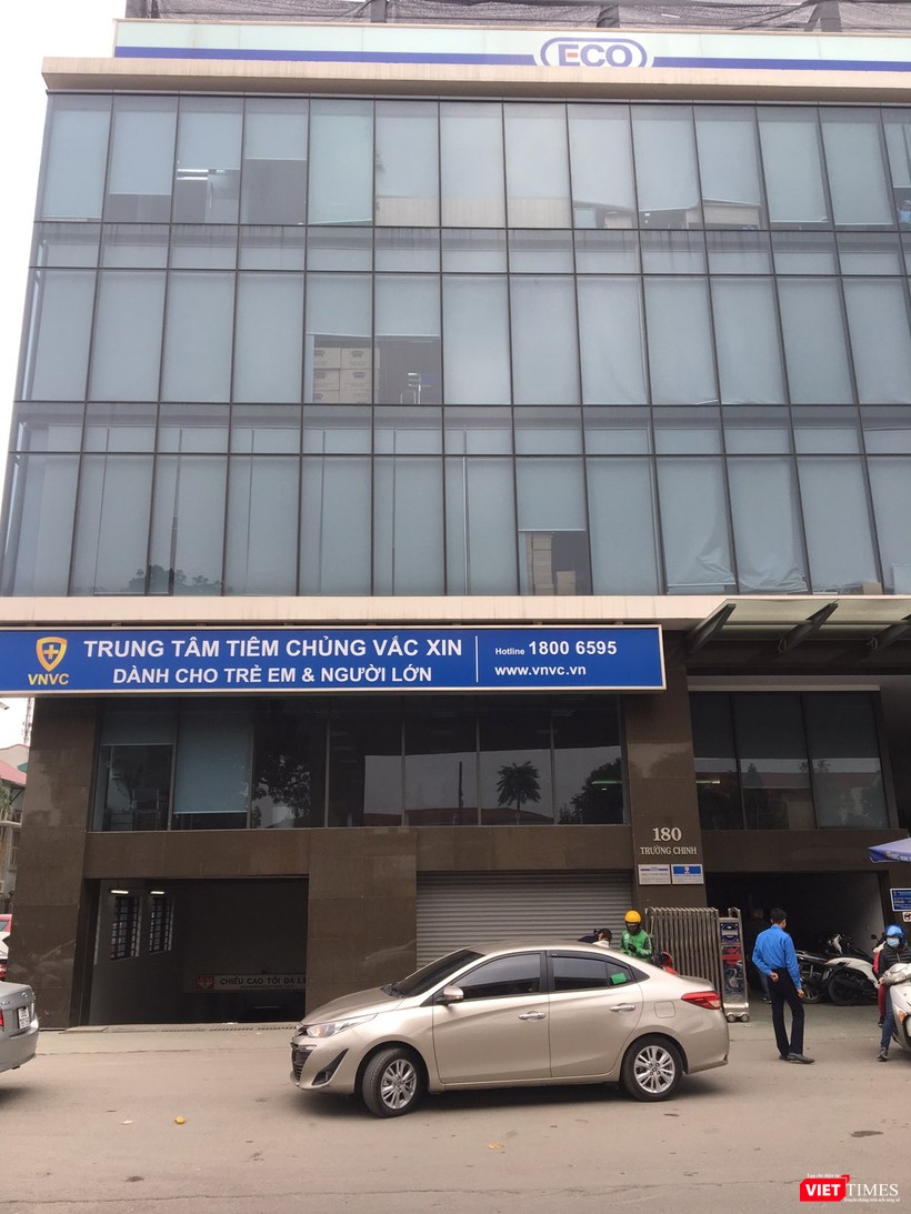 Tòa nhà số 180 đường Trường Chinh (Đồng Đa, Hà Nội) là nơi đặt đại bản doanh của nhiều pháp nhân trong "hệ sinh thái" của ông Ngô Chí Dũng, như Eco Pharma, NutriHome và VNVC. Tòa nhà số 180 đường Trường Chinh (Đồng Đa, Hà Nội) là nơi đặt đại bản doanh của nhiều pháp nhân trong "hệ sinh thái" của ông Ngô Chí Dũng, như Eco Pharma, NutriHome và VNVC.