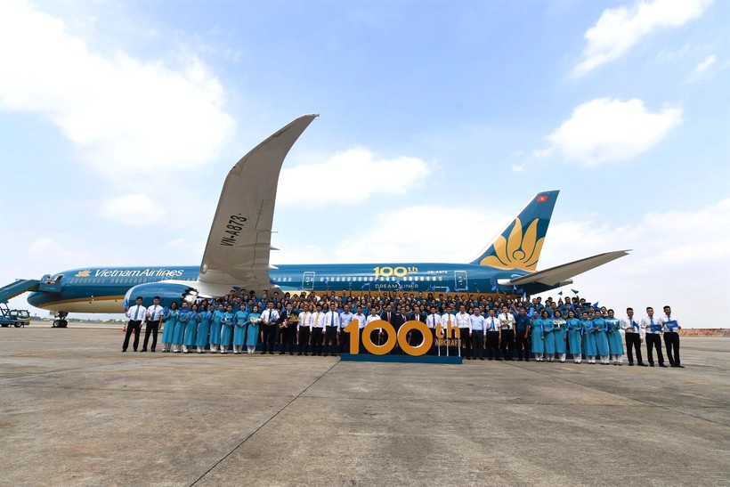 Lợi thế đội bay trăm chiếc bất ngờ lại trở thành một gánh nặng khó giải với Vietnam Airlines lúc này... (Ảnh: VNA) Lợi thế đội bay trăm chiếc bất ngờ lại trở thành một gánh nặng khó giải với Vietnam Airlines lúc này... (Ảnh: VNA)