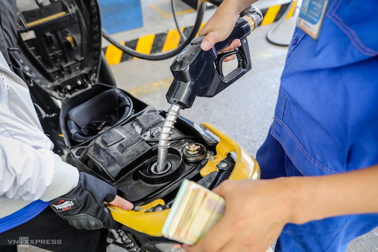 Đổ xăng cho khách hàng tại một trạm bơm xăng tại TP HCM. Ảnh: Thành Nguyễn