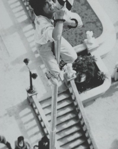 Thành Long dùng hình ảnh anh đang thực hiện một cảnh quay nguy hiểm từ độ cao 15 m trong phim "Kế hoạch A" để mở đầu tự truyện. Ngôi sao phim hành động cũng tiết lộ các khoảnh khắc nguy hiểm trên trường quay trong những chương tiếp theo. Nội dung này được đề cập nhiều lần bên cạnh những kỷ niệm của Thành Long suốt hành trình từ diễn viên đóng thế đến ngôi sao hành động nổi tiếng. Thành Long dùng hình ảnh anh đang thực hiện một cảnh quay nguy hiểm từ độ cao 15 m trong phim "Kế hoạch A" để mở đầu tự truyện. Ngôi sao phim hành động cũng tiết lộ các khoảnh khắc nguy hiểm trên trường quay trong những chương tiếp theo. Nội dung này được đề cập nhiều lần bên cạnh những kỷ niệm của Thành Long suốt hành trình từ diễn viên đóng thế đến ngôi sao hành động nổi tiếng.