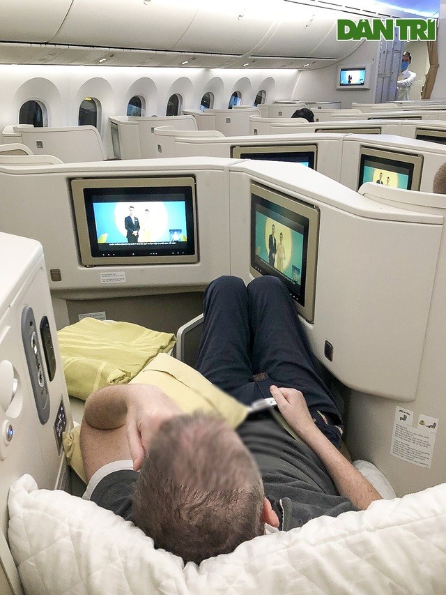 Trên chuyến bay hồi hương, phi công người Anh được bố trí ngồi khoang thương gia và đảm bảo các dịch vụ hàng không, y tế tốt nhất trong suốt hành trình - Ảnh Dân trí.