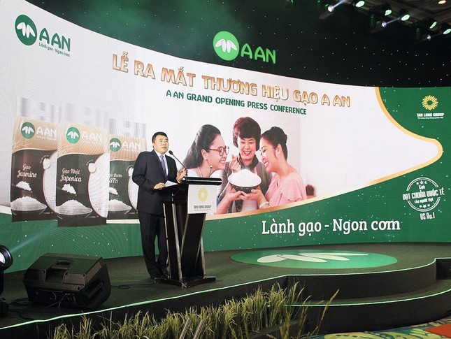 Ông Trương Sỹ Bá, chủ tịch Tân Long trong lễ ra mắt giới thiệu gạo A An, cam kết giao hàng dưới 30 phút tại Hà Nội, Đà Nẵng và TP.HCM.