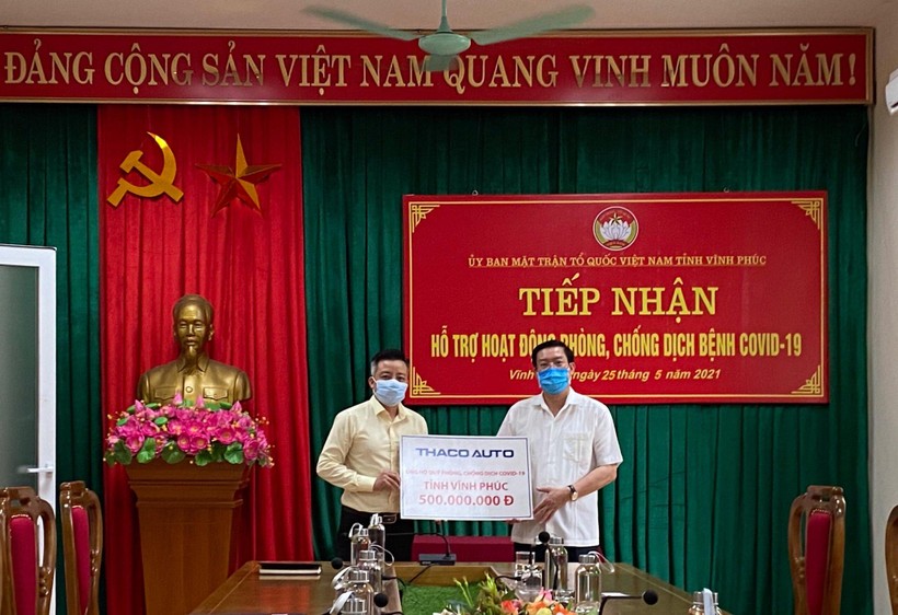 Ông Bùi Hữu Hưng – Phó Chủ tịch UBMTTQ tỉnh Vĩnh Phúc cho biết: “Toàn bộ số tiền trao tặng, chúng tôi sẽ dùng để mua vắc xin, cũng như những công việc cần thiết để góp phần ngăn chặn dịch bệnh, giúp người dân yên tâm lao động sản xuất”. Ông Bùi Hữu Hưng – Phó Chủ tịch UBMTTQ tỉnh Vĩnh Phúc cho biết: “Toàn bộ số tiền trao tặng, chúng tôi sẽ dùng để mua vắc xin, cũng như những công việc cần thiết để góp phần ngăn chặn dịch bệnh, giúp người dân yên tâm lao động sản xuất”.