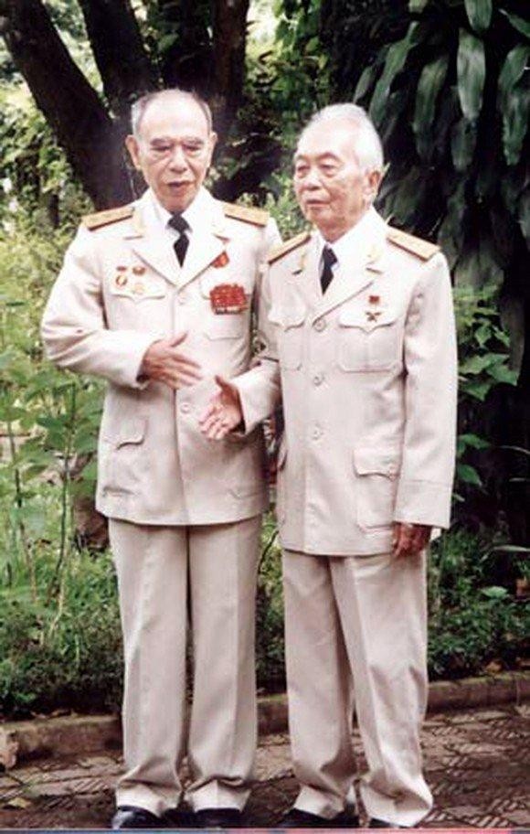 Đại tướng Võ Nguyên Giáp chụp với Thượng tướng Hoàng Minh Thảo. Ảnh Internet.