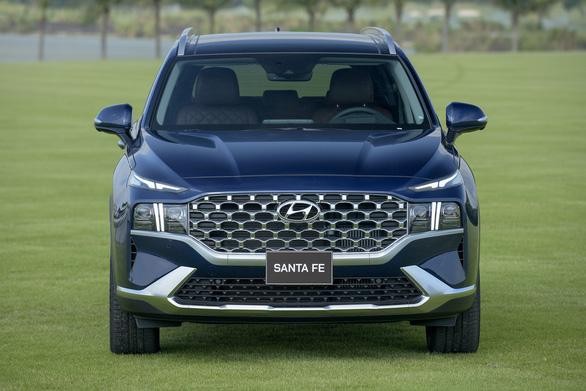 New Santa Fe mang xu hướng "cơ bắp" hơn phiên bản cũ. Hyundai Santa Fe 2021 chính thức ra mắt tại Việt Nam, giá từ 1,030 tỉ đồng - Ảnh 2.