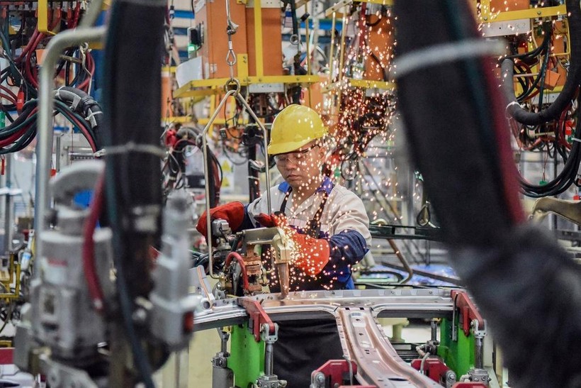 Tiêm vaccine cho công nhân là biện pháp căn cơ giúp phòng chống dịch tại các khu công nghiệp. Ảnh: Việt Linh.