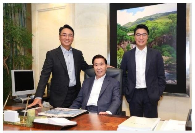Tỷ phú Lee Shau Kee và hai con trai. Ảnh: SCMP