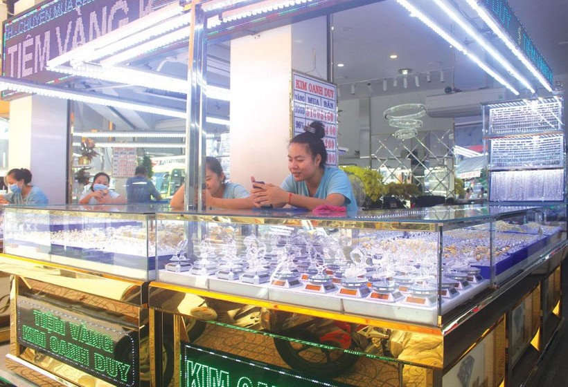 Nhu cầu về vàng giảm mạnh đến mức nó trở thành kênh đầu tư lép vế so với tiền đồng, chứng khoán và đặc biệt là bất động sản. Ảnh: LÊ VŨ Nhu cầu về vàng giảm mạnh đến mức nó trở thành kênh đầu tư lép vế so với tiền đồng, chứng khoán và đặc biệt là bất động sản. Ảnh: LÊ VŨ