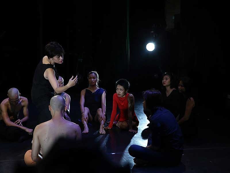 Bài 2: Đằng sau ánh đèn sân khấu 