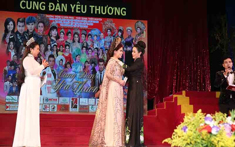 Á hậu Trịnh Kim Chi đeo bộ trang sức ngọc trai cho diễn viên điện ảnh Lý Hương