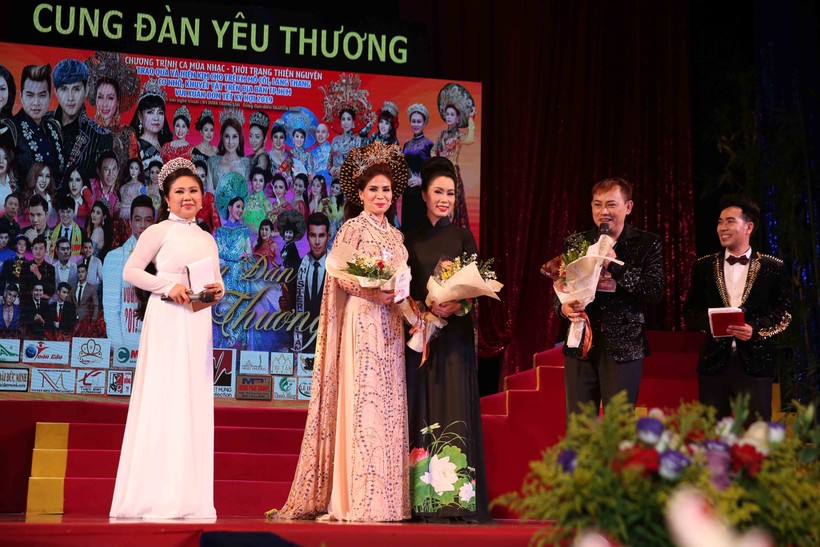 Lý Hương (em gái Lý Hùng) xuất hiện đẹp rạng rỡ tại đêm ca nhạc từ thiện