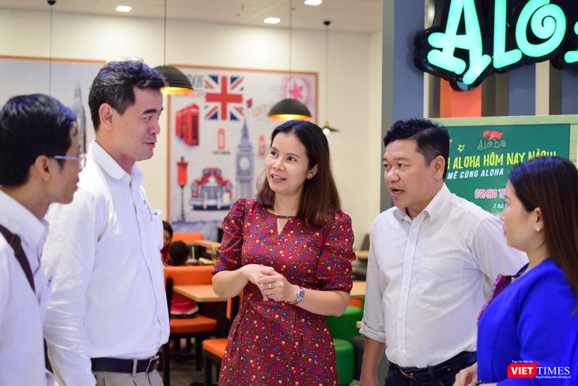 Bà Phượng tiếp đón các đồng nghiệp ở Aloha (Trung tâm thương mại Củ Chi)