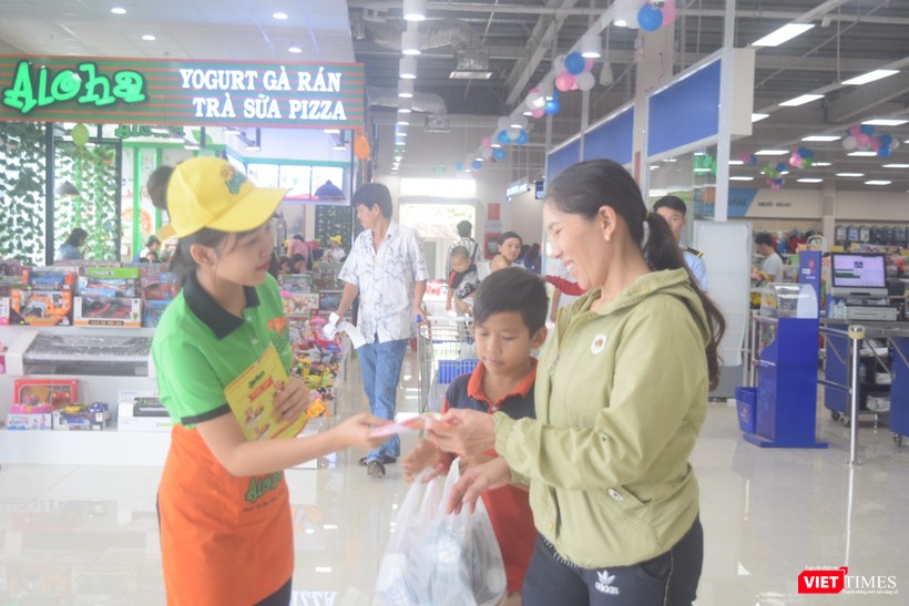 Nhân viên Aloha mời khách tới thử món ở cửa hàng Đồng Phú (Bình Phước)