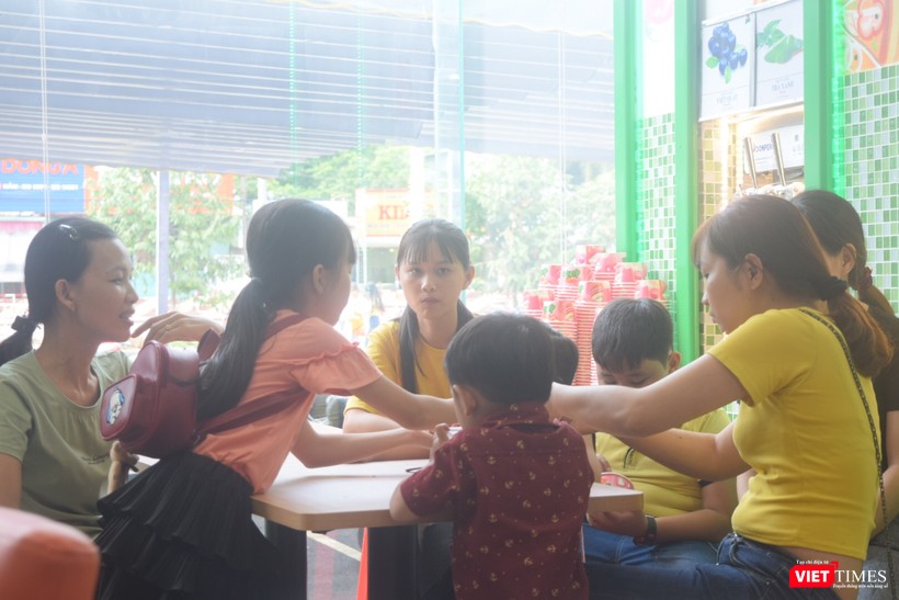 Thực khách đến với Aloha Đồng Phú (Bình Phước) ngày 30/12 rất phong phú về độ tuổi và ai cũng hào hứng với thức ăn nhanh kiểu Việt