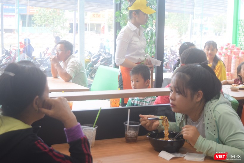 Khách trẻ thì chọn mì cay còn khách hàng trung tuổi này lại chọn uống trà sữa