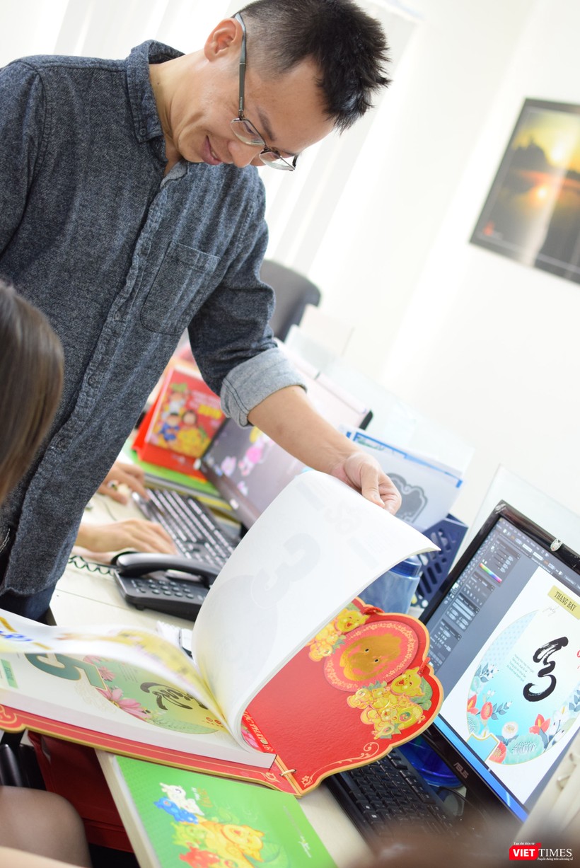 Niềm vui khi kiểm tra lại chất lượng thành phẩm của lịch xuân