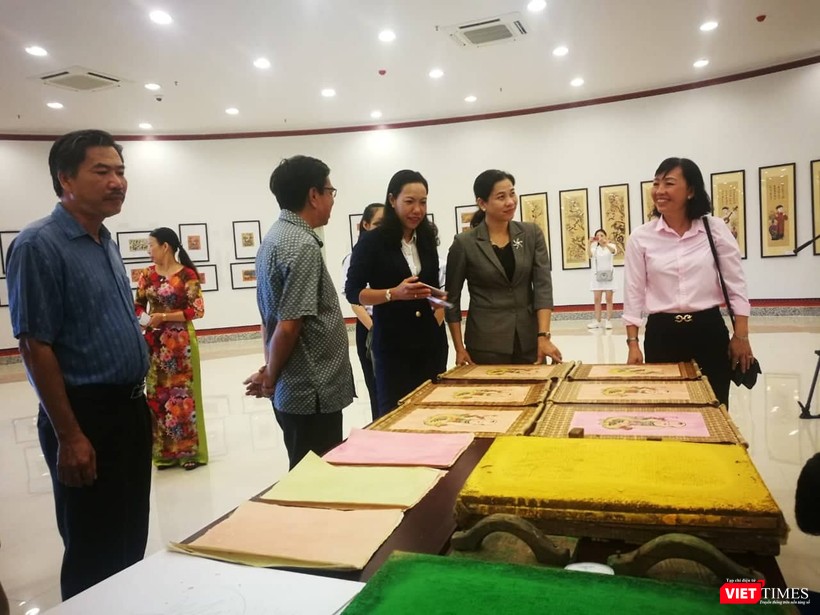 Khách đến tham quan triển lãm hào hứng với tranh dân gian truyền thống