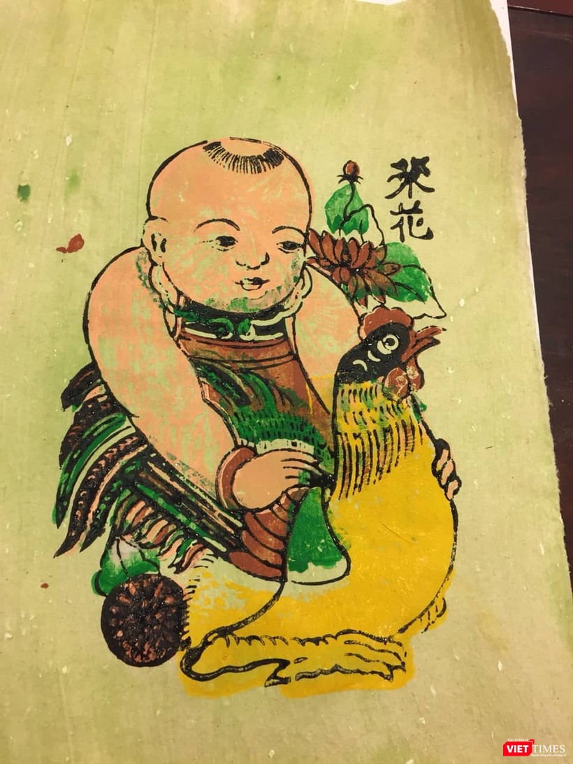Một thành phẩm thử nghiệm bức "Em bé ôm gà" - Tranh dân gian Đông Hồ truyền thống, biểu tượng của Phúc - Lộc, thường được treo vào ngày xuân