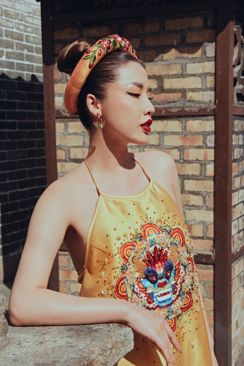 Chiếc váy được thiết kế khéo léo, giúp Khánh Phương khoe được bờ vai gợi cảm.